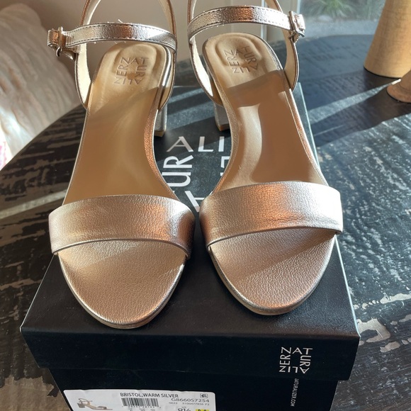 Naturalizer Bristol sandal in Warm silver leather. Size 8.5. - Picture 2 of 6